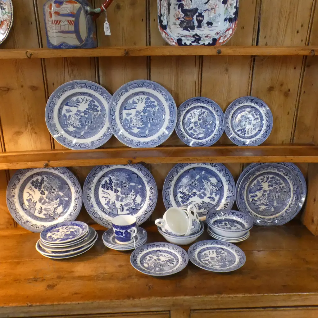 31 PCES ASST. B/W WILLOW PATTERN CHINA Image 1++