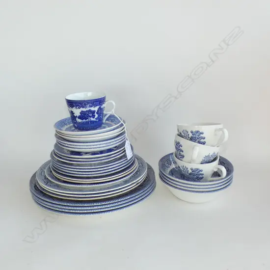 31 PCES ASST. B/W WILLOW PATTERN CHINA