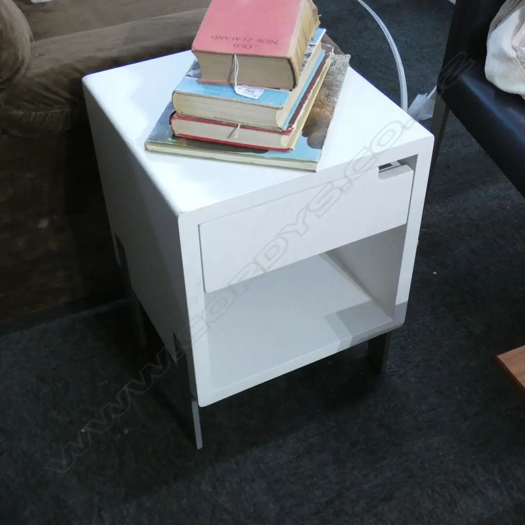 PR CONTEMPORARY WHITE BEDSIDE TABLES H.530mm Image 1++