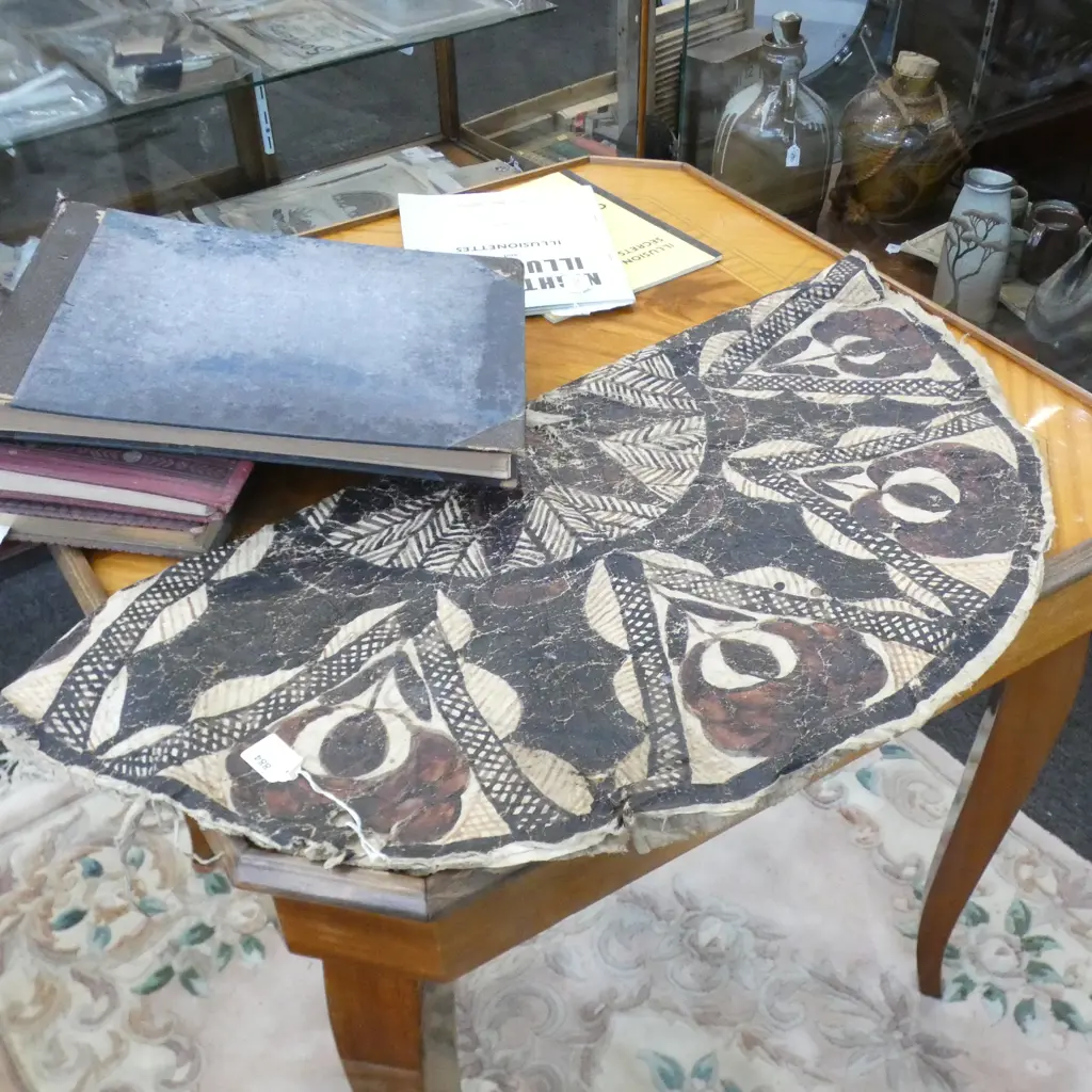 SM VINTAGE ROUND TAPA CLOTH - HAS SOME WEAR Image 1++