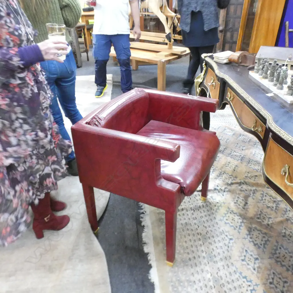 RED VINYL RETRO ARMCHAIR Image 1++