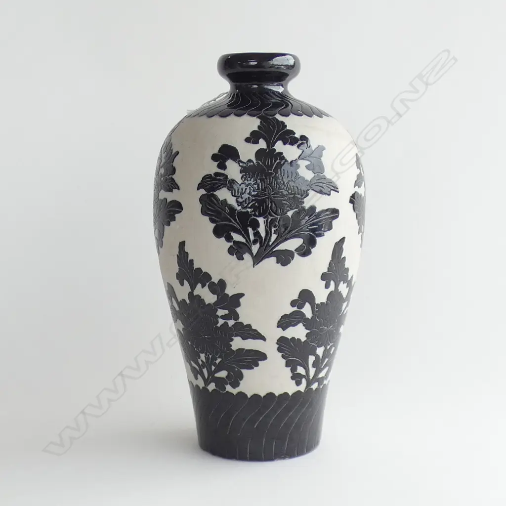 CHINESE BLACK ON WHITE PEONY DECORATED VASE SGRAFFITO H.275mm Image 1++