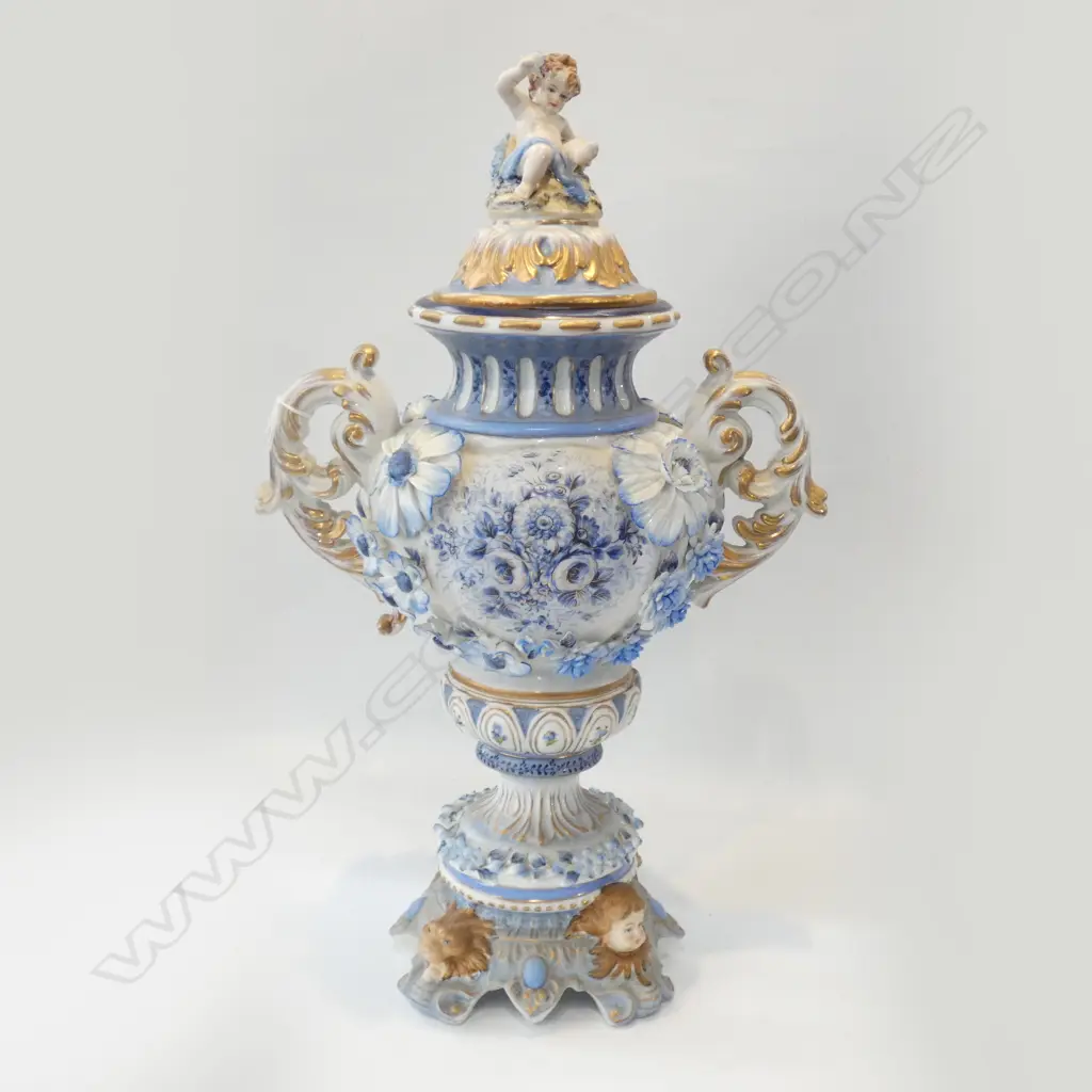 LARGE LIDDED GILDED B/W PORC VASE WITH CHERUBS AF Image 1++