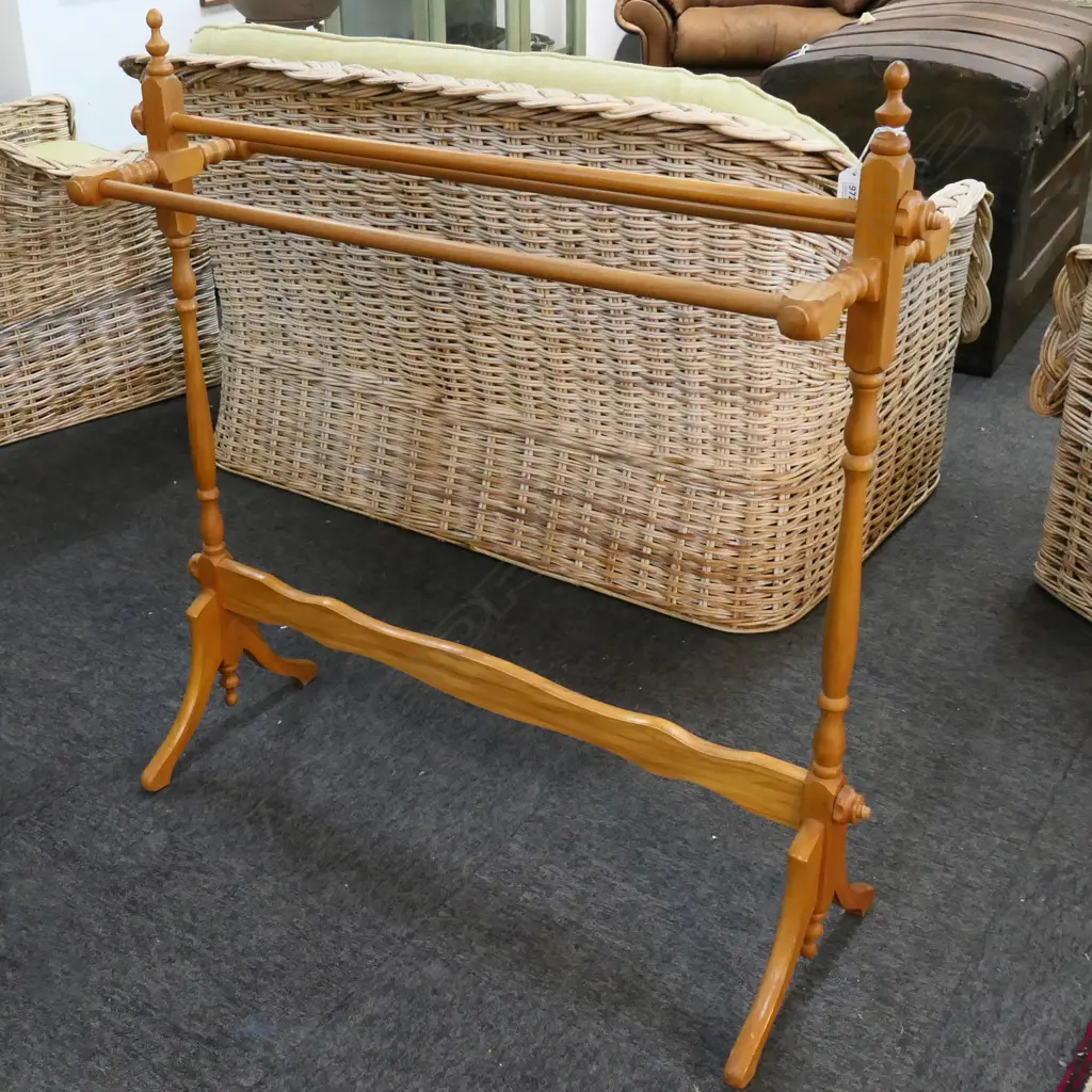 RIMU FREE STANDING TOWEL RAIL L 860MM Image 1++