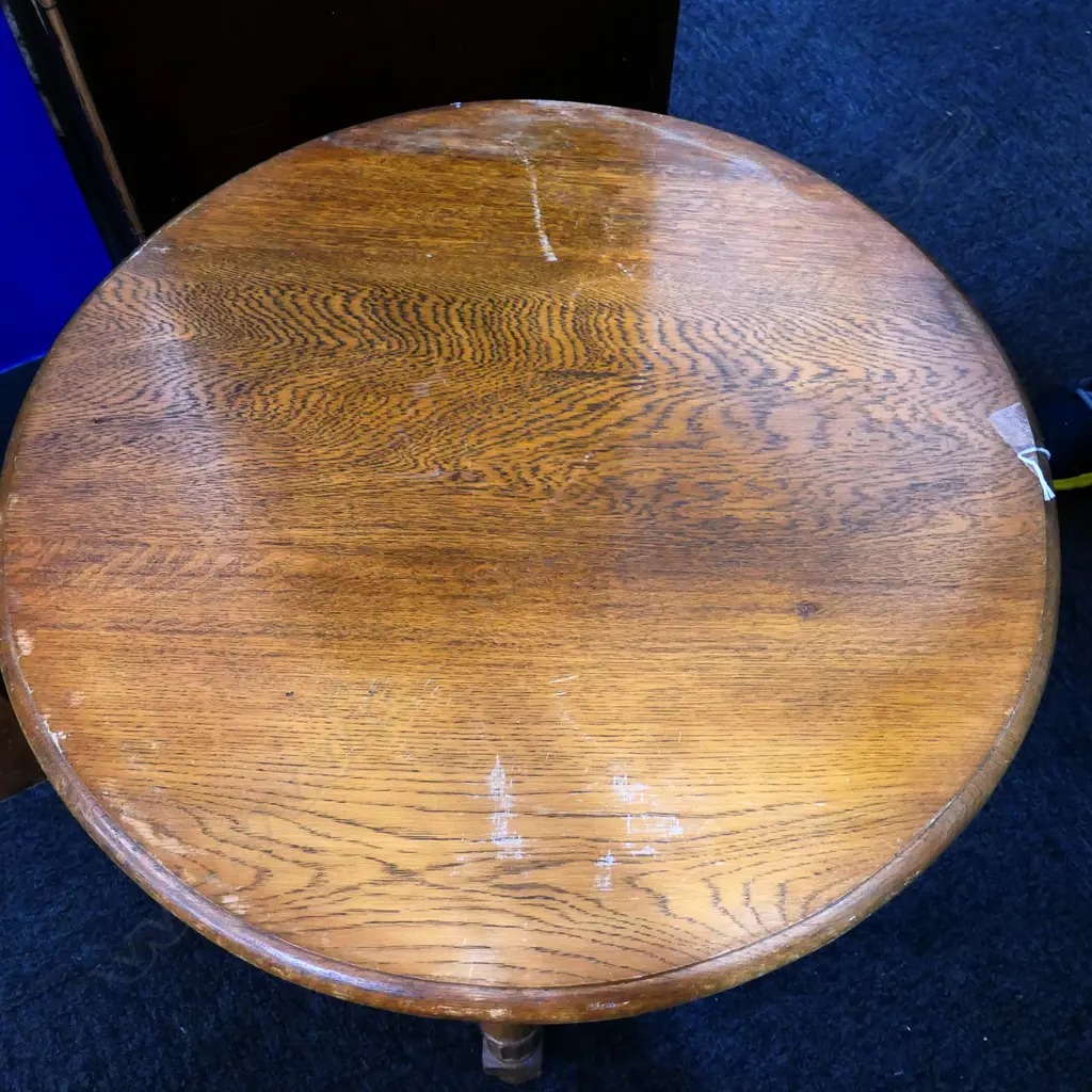 SMALL OAK SIDE TABLE 600mm dia Image 1++