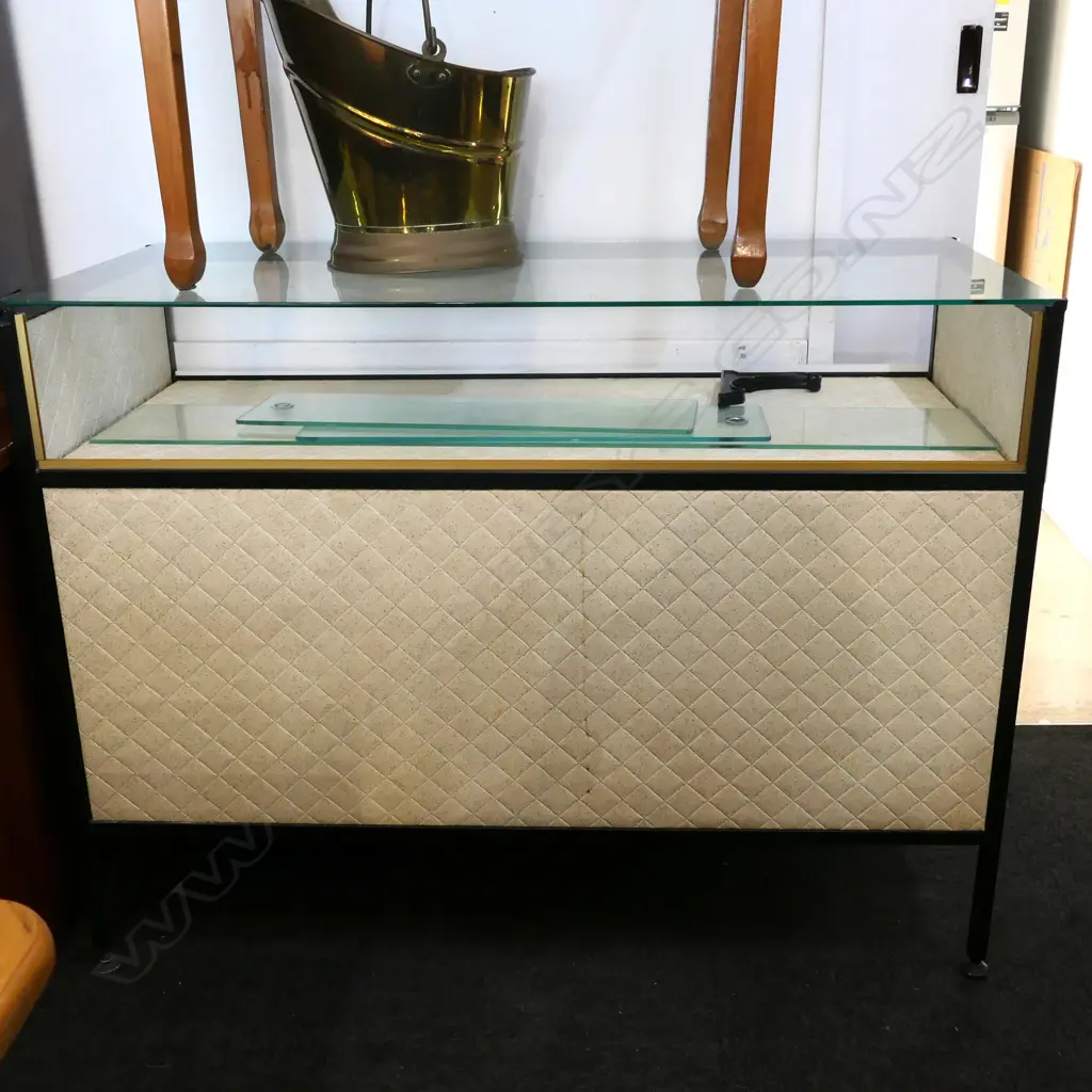 METAL FRAMED COUNTER w. WHITE VINYL SIDES 1240x535x915mm Image 1++