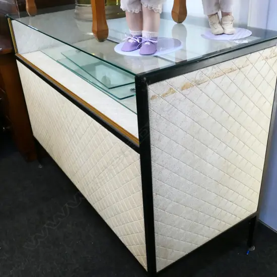 METAL FRAMED COUNTER w. WHITE VINYL SIDES 1240x535x915mm