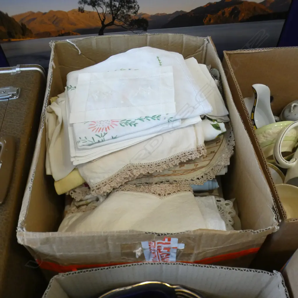 LG BOX VINTAGE LINEN & CROCHET CLOTHS Image 1++