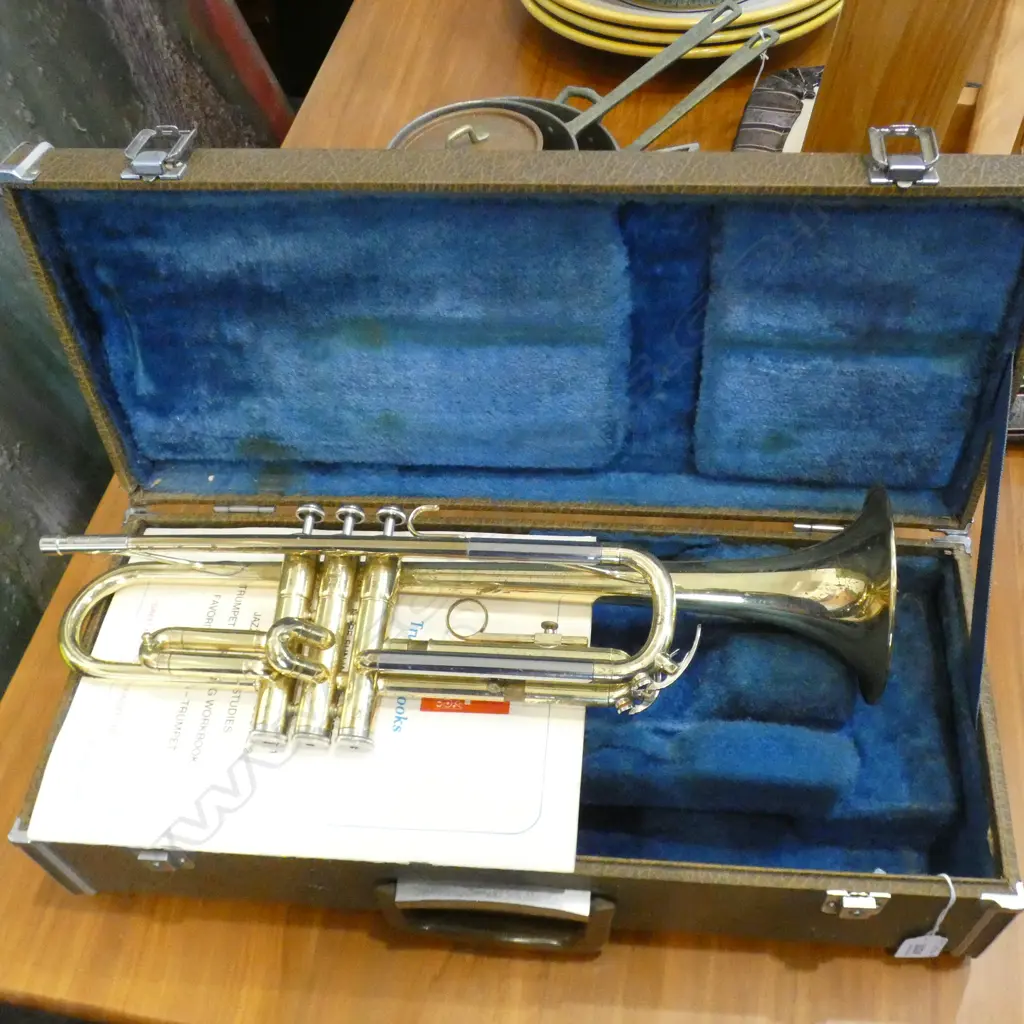 VINTAGE CASED YAMAHA TRUMPET  Image 1++