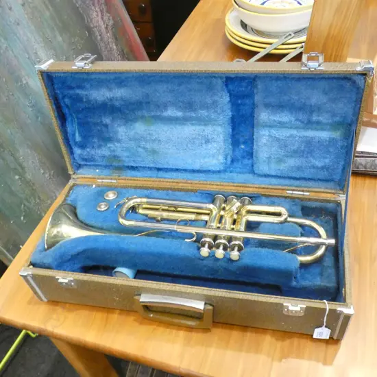 VINTAGE CASED YAMAHA TRUMPET 