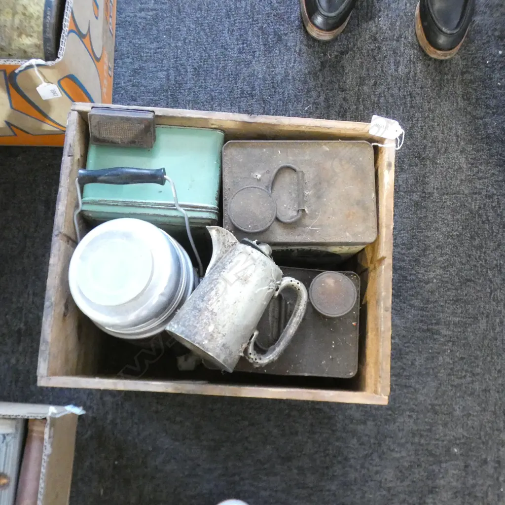 DRAMBUIE WOODEN CRATE + 3 TINS + THERMOS + HOTEL JUG Image 1++