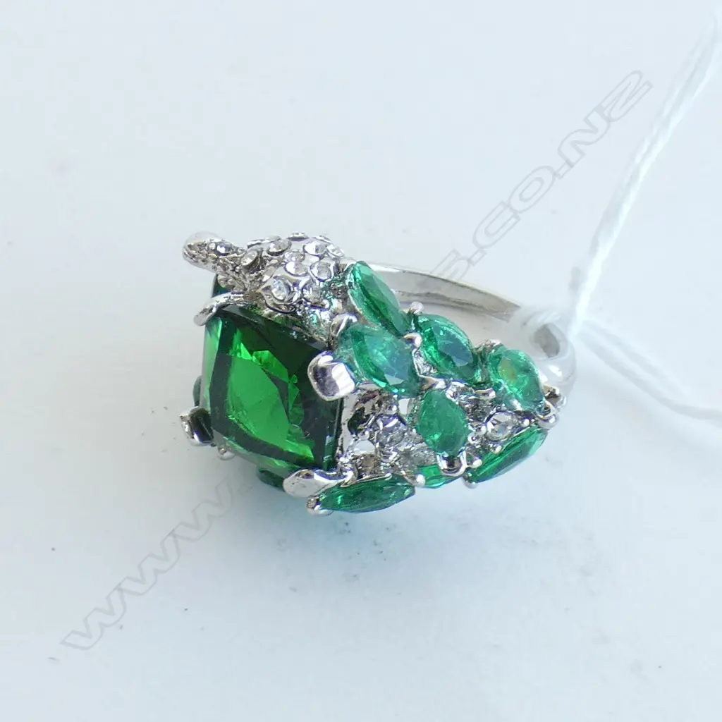 SILVER COLOURED LGE FAUX EMERALD CLUSTER RING Image 1++