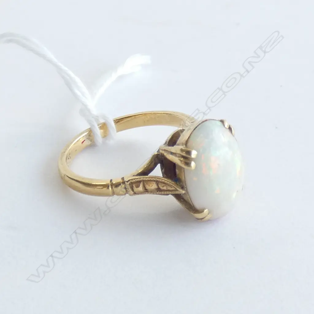 18CT OLD AND OPAL RING (AF) 3.92gm Image 1++