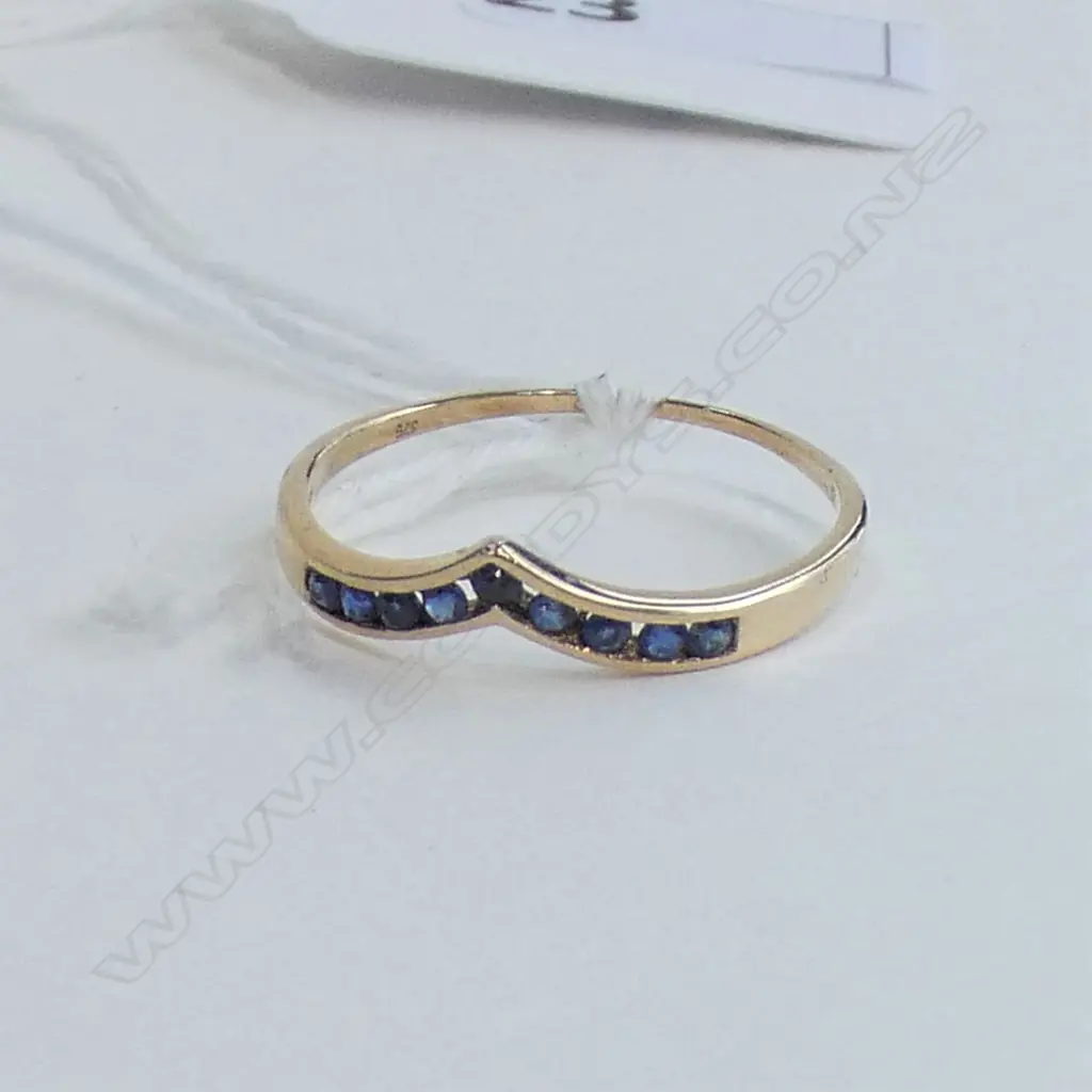 9CT GOLD AND SAPPHIRE RING 1.10gm Image 1++