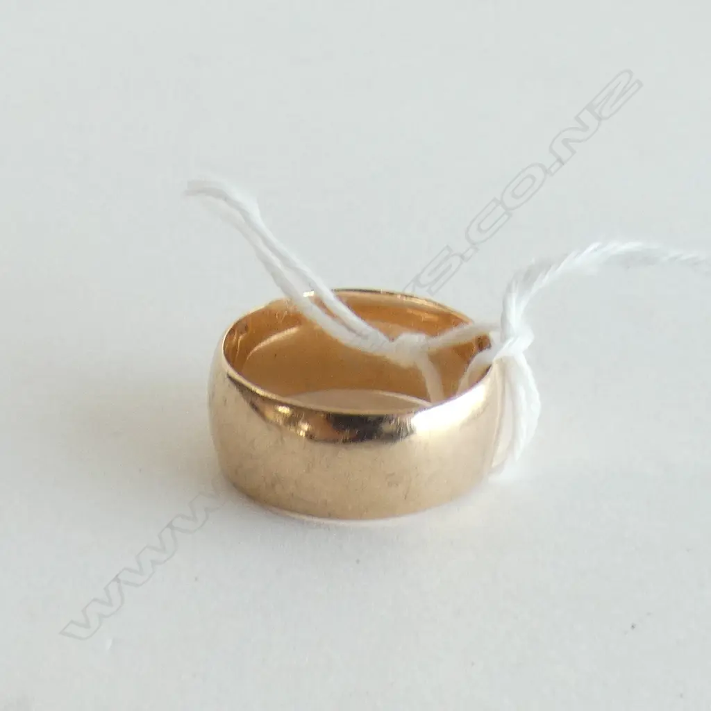 18CT WIDE WEDDING BAND RING 6 GRAMS Image 1++