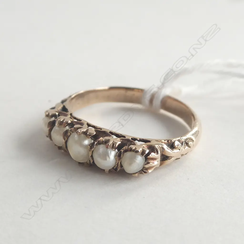 9CT GOLD AND PEARL RING 2.61gm Image 1++