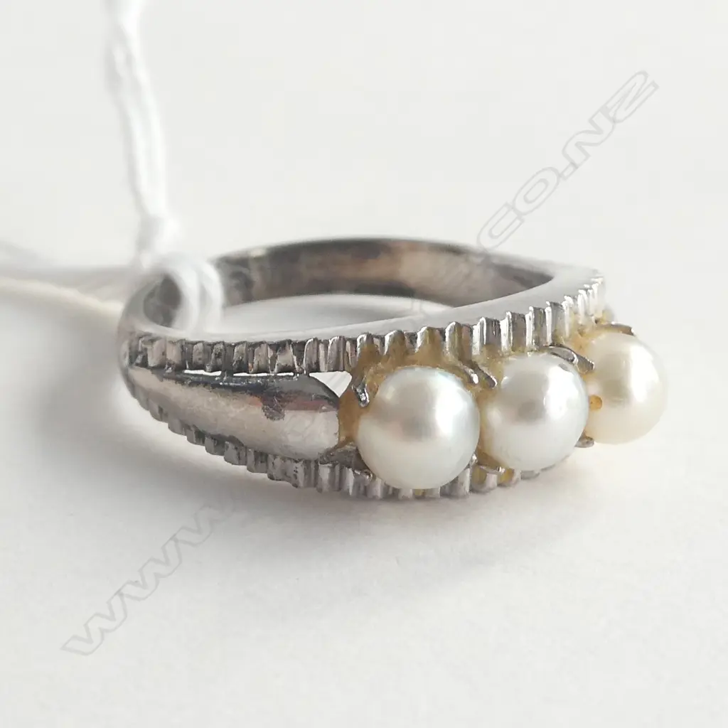 14CT WHITE GOLD AND PEARL RING 4.53gm Image 1++