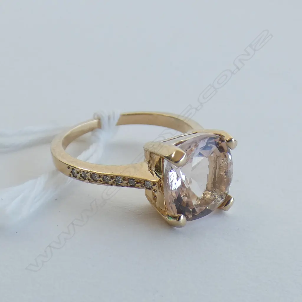 14CT GOLD PEACH COLOURED STONE & WHITE STONES IN SHOULDERS 3.45gm Image 1++