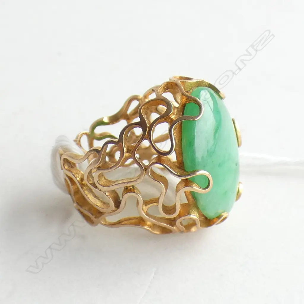 14CT GOLD AND JADE RING  5.4 GRAMS Image 1++