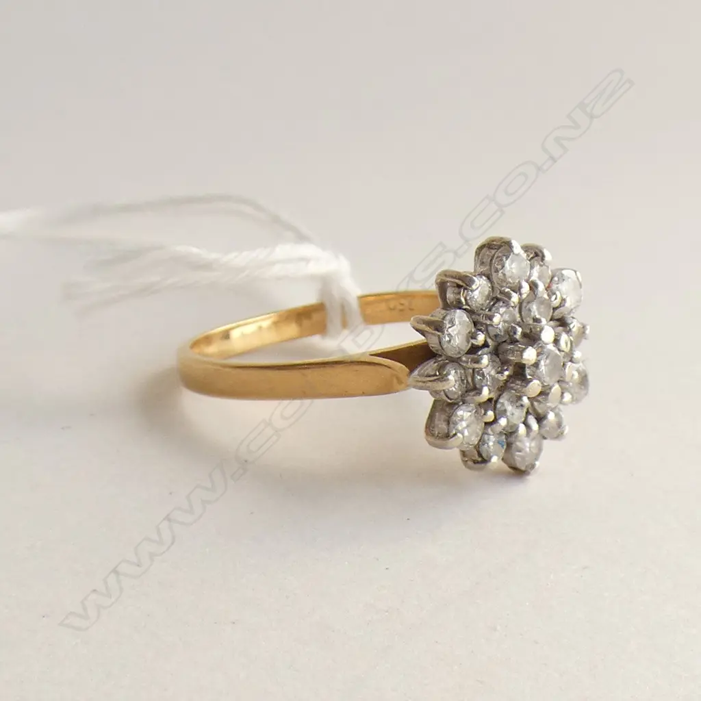 18CT DIAMOND CLUSTER RING 4.3 GRAMS Image 1++