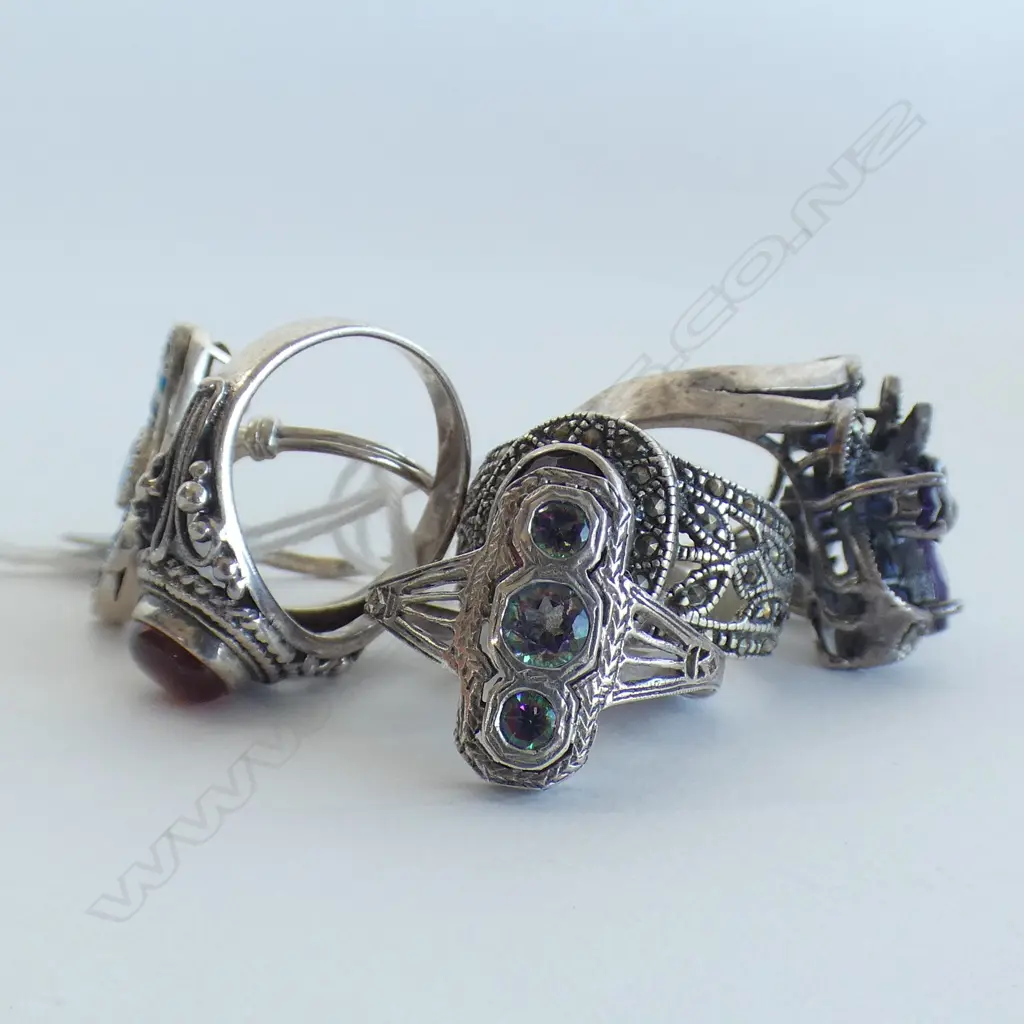 FIVE SILVER RINGS (includes garnet amethyst opal amber) Image 1++