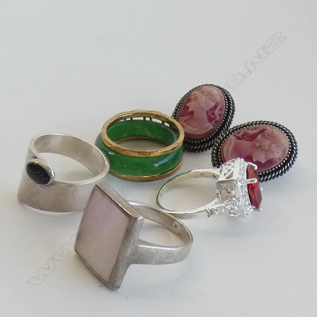FOUR SILVER RINGS AND ASST OTHER ITEMS Image 1++
