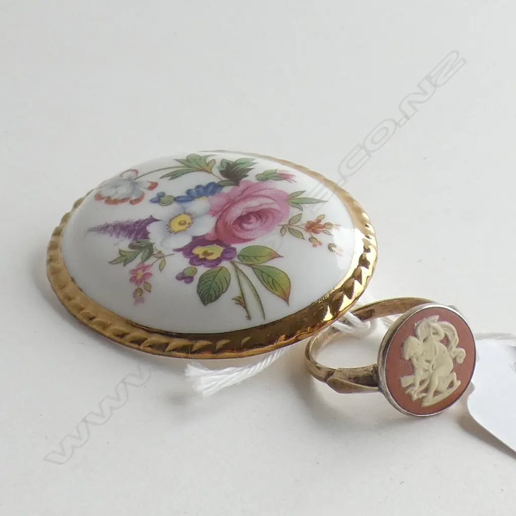 SILVER GILT WEDGWOOD RING AND AN AYNSLEY BROOCH Image 1++