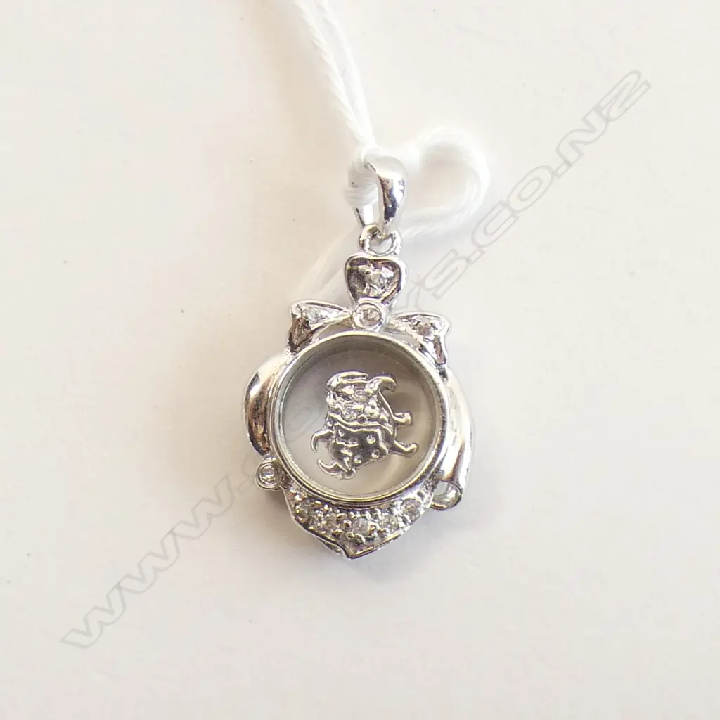 18CT WHITE GOLD & DIAMOND TAURUS THE BULL PENDANT 2.5gm Image 1++