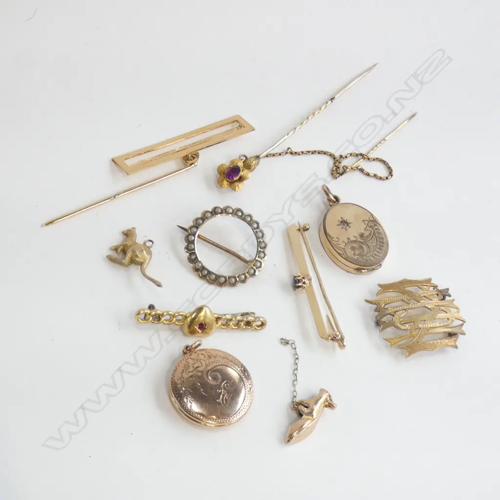 ASSTD 9CT GOLD CHARMS/LOCKET/BROOCHES 13gms + 3 G/PLATED PCES Image 1++
