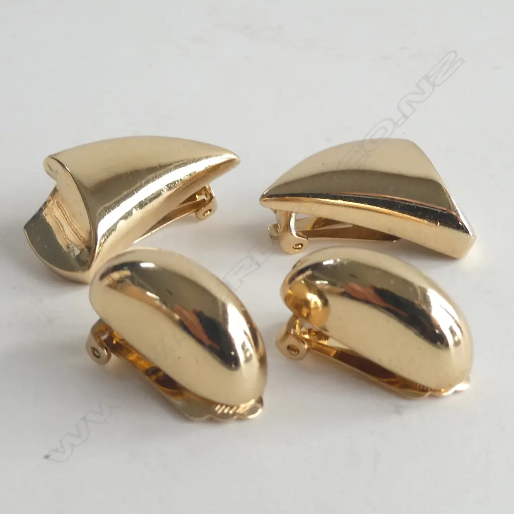 2 PRS CHRISTIAN DIOR GILT CLIP-ON EARRINGS - Original and signed Image 1++