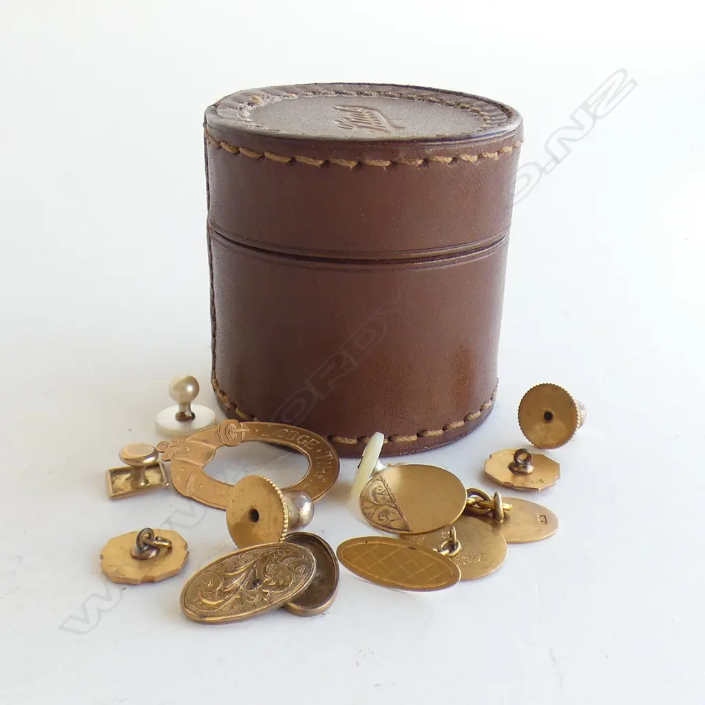 LEATHER STUD BOX WITH ASSTD 9CT/10CT GOLD & GOLD PLATED STUDS/CUFFLINKS ETC Image 1++