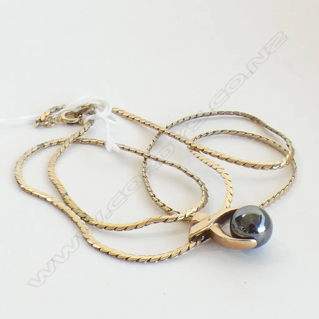 9CT GOLD & HEMATITE PENDANT (chain not gold) Image 1++