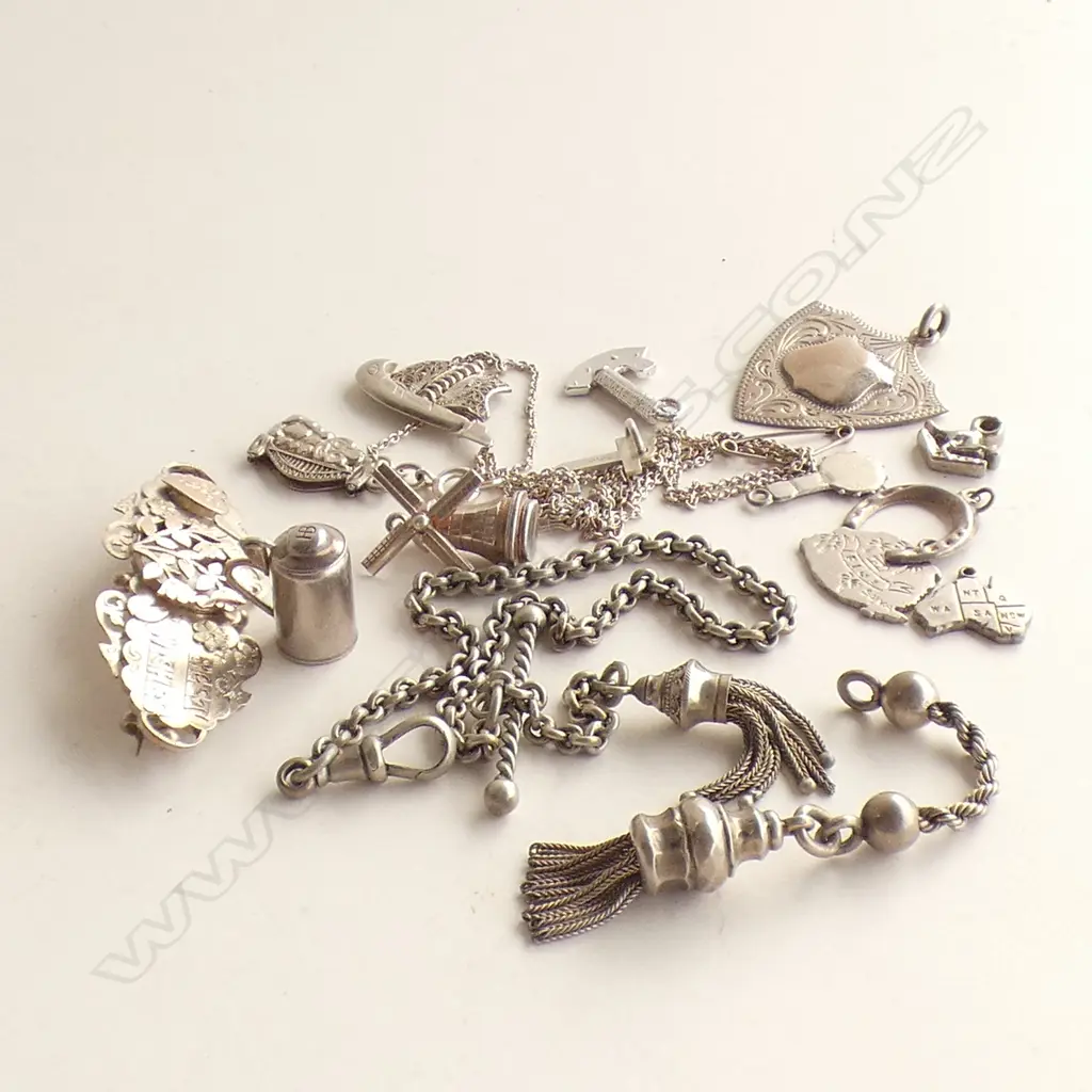 ASSTD SILVER BROOCHES/CHARMS/CHAINS ETC 19gm Image 1++