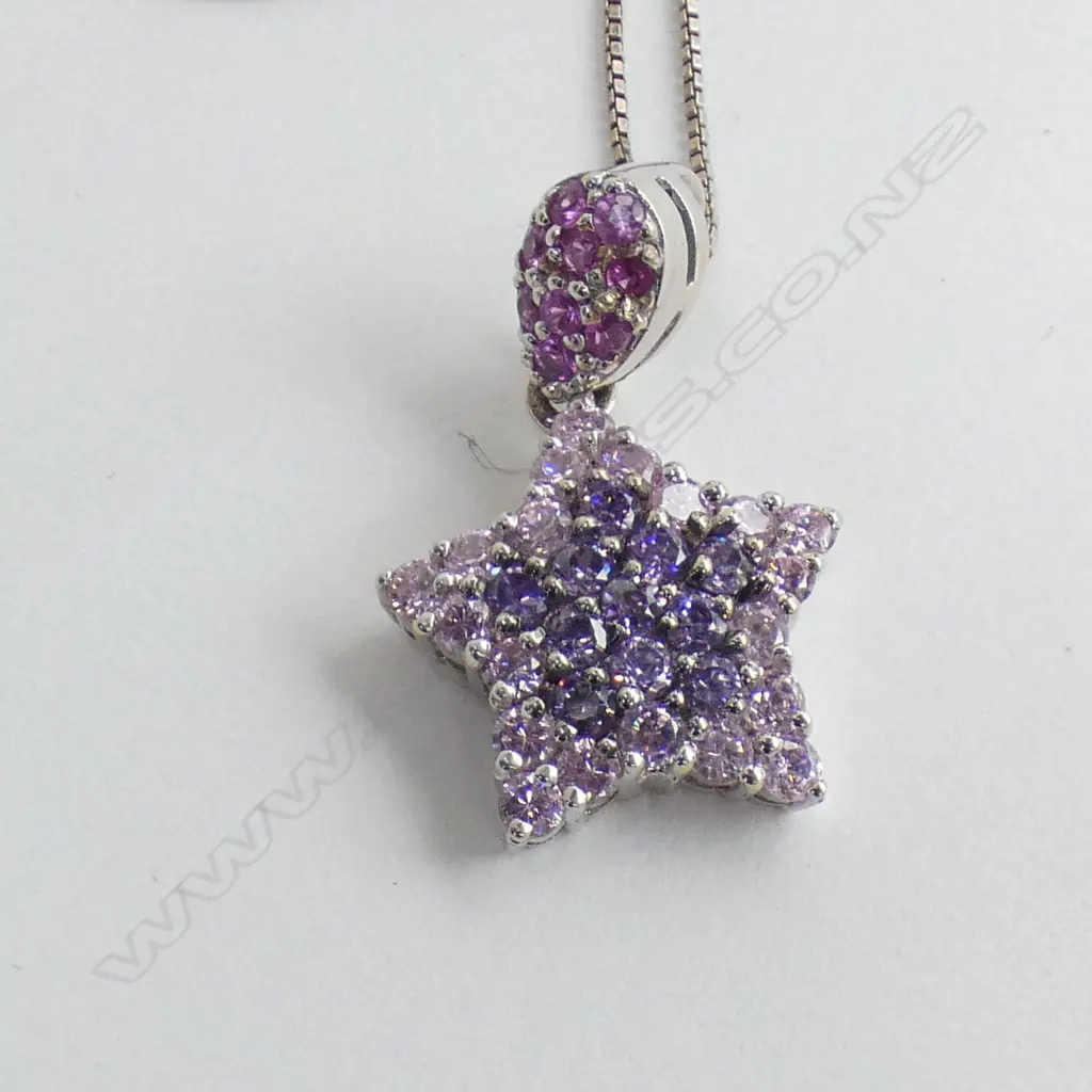 18CT WHITE GOLD  TOP WITH PINK/PURPLE STONES STAR PENDANT SILVER CHAIN Image 1++
