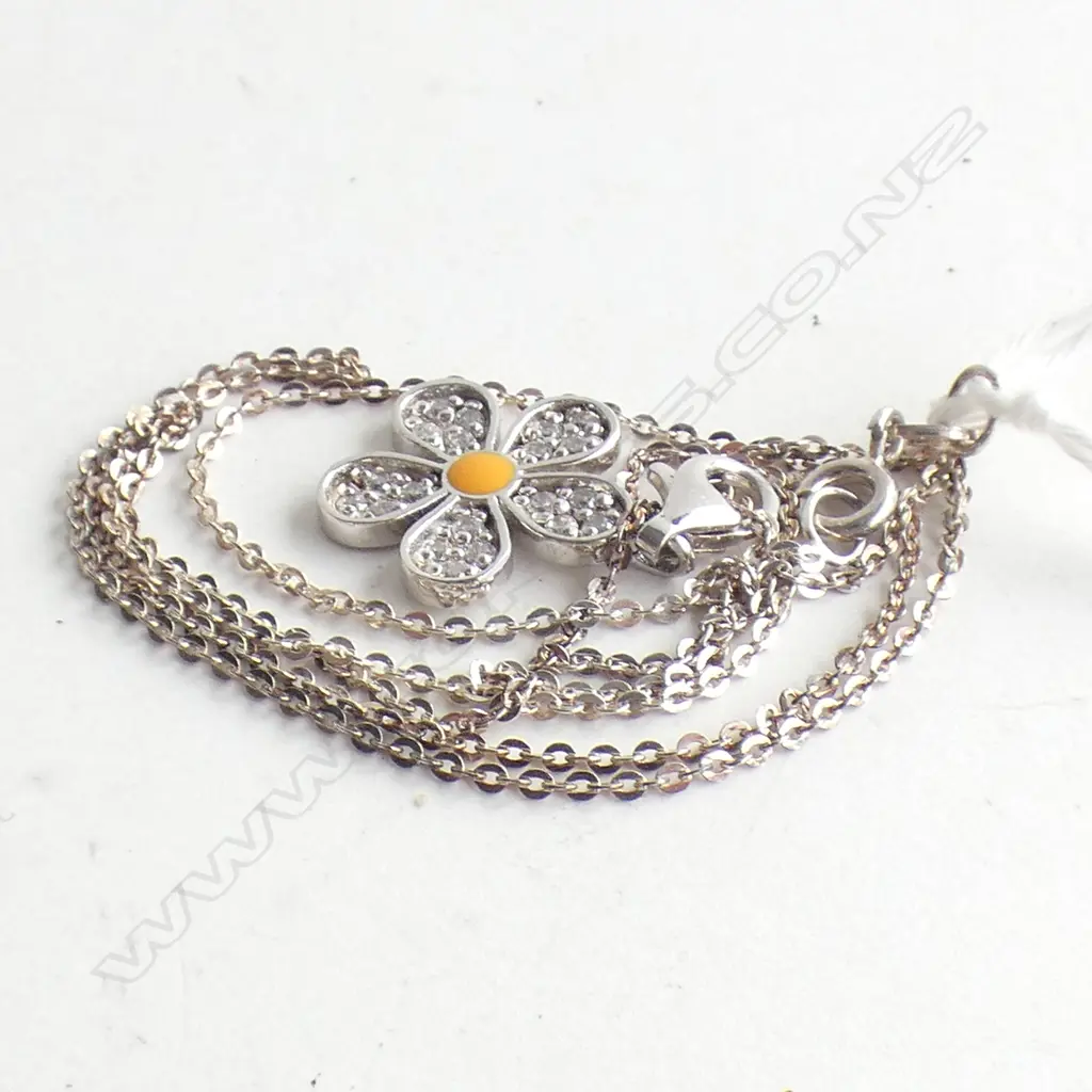 SILVER & DIAMANTE FLOWER HEAD PENDANT ON CHAIN Image 1++
