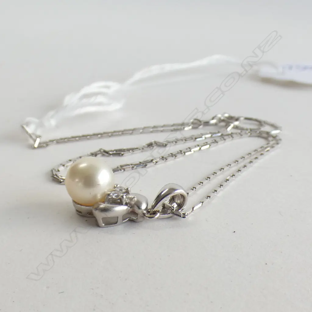 18CT WHITE GOLD PEARL & DIAMOND PENDANT 18CT CHAIN 3.2gms Image 1++
