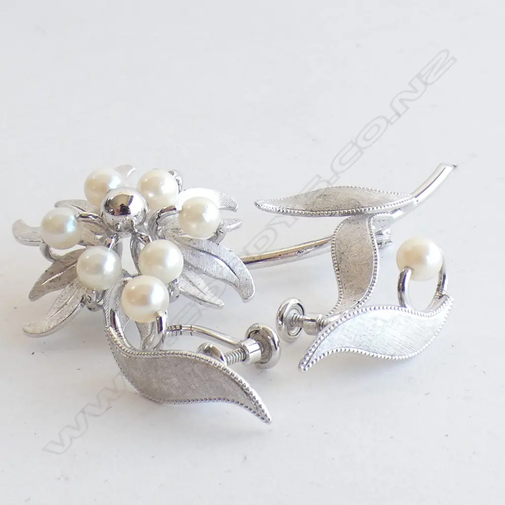 SILVER AND PEARL BROOCH AND EARRINGS Image 1++