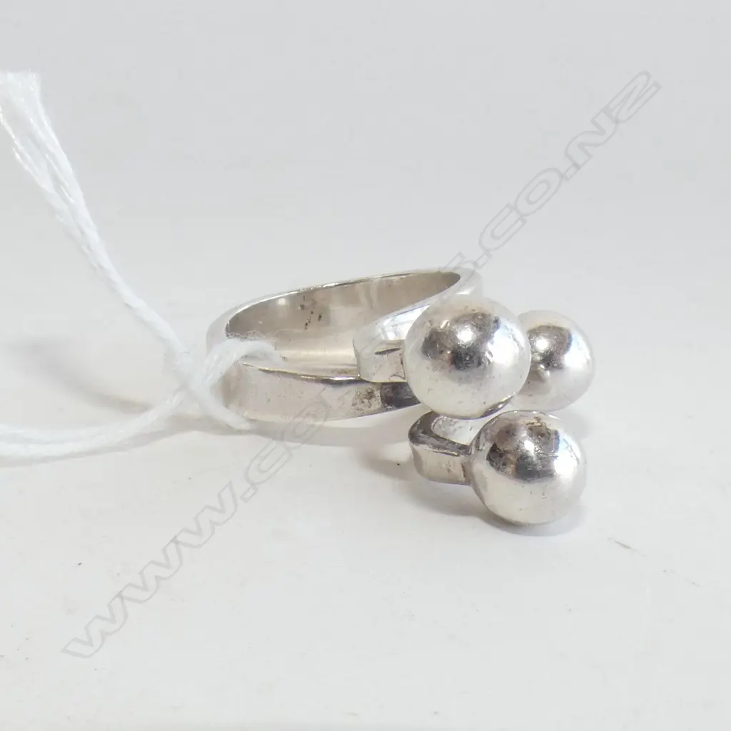 PAUL MASON STERLING RING, WITH BACKGROUND DETAILS (IN BLACK POUCH). Image 1++