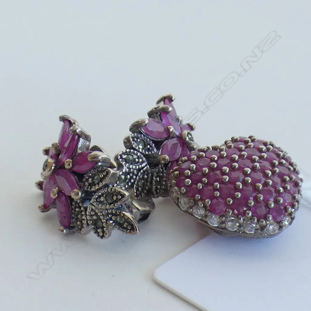  SILVER GILT/MARCASITE/RUBY EARRINGS AND A RUBY PENDANT Image 1++