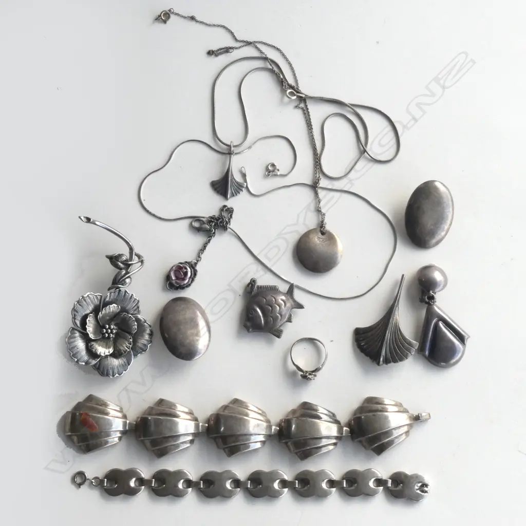 ASST. STG JEWELLERY; 2 SHORT BRACELETS ETC Image 1++
