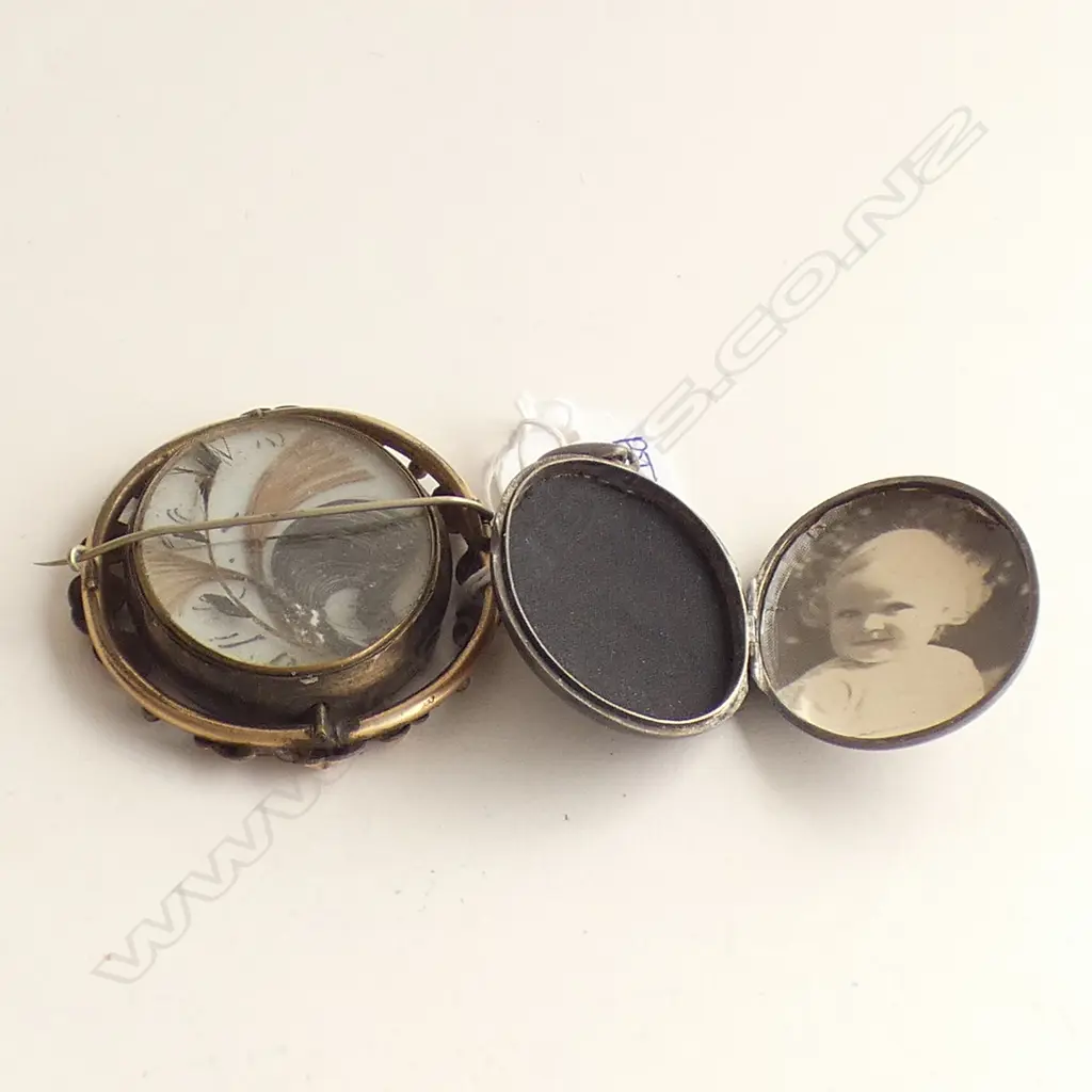 VICTORIAN PORTRAIT BROOCH + SILVER LOCKET PENDANT Image 1++
