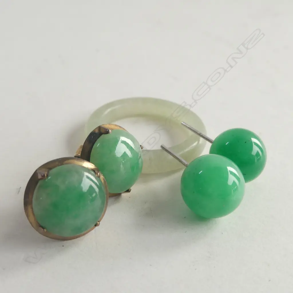 TWO PAIRS JADE STUD EARRINGS AND A JADE RING Image 1++