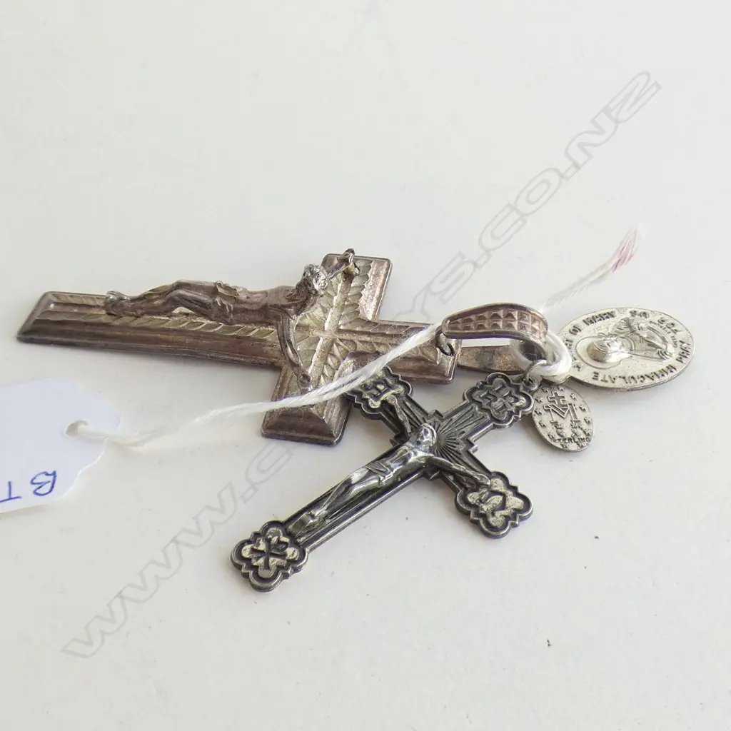 925 SILVER & STG SILVER CRUCIFIXES + 2 RELIGIOUS MEDALLIONS 26.3GMS Image 1++