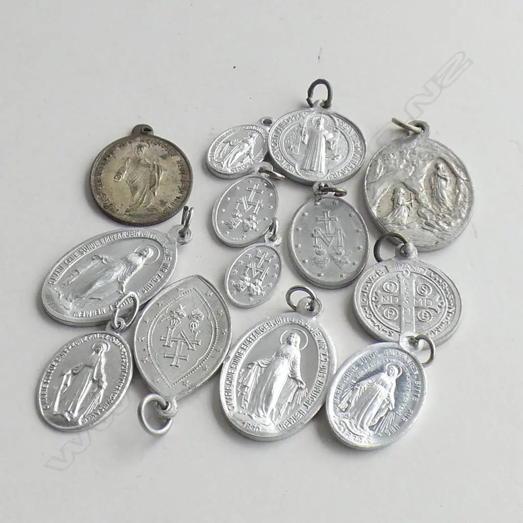 BAG VINTAGE RELIGIOUS MEDALLIONS Image 1++