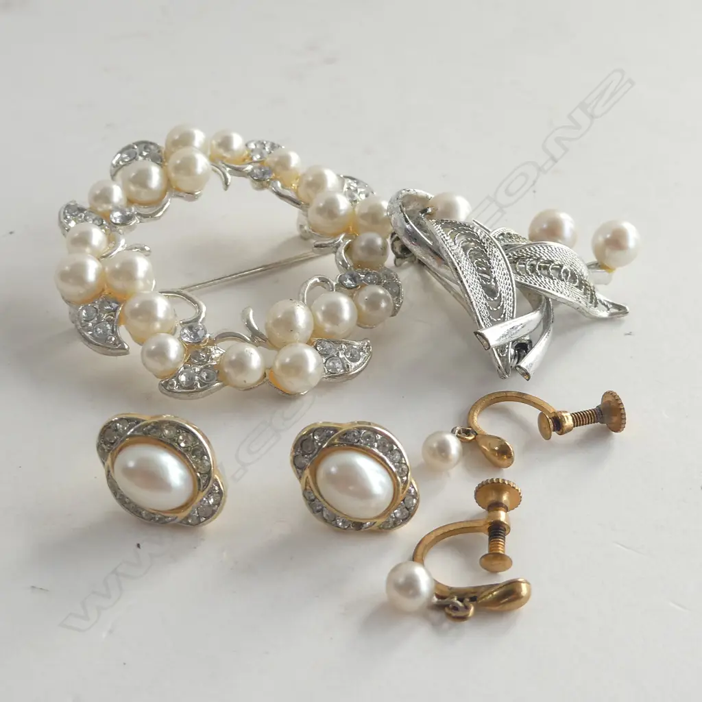 COSTUME PEARL BROOCHES AND EARRINGS Image 1++
