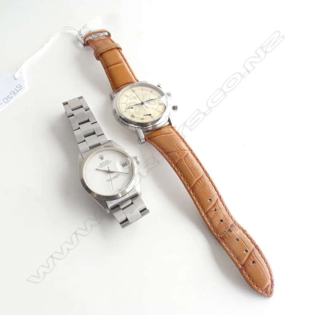 (R) TWO GENT'S WATCHES IN A GUCCI BOX (WORKING) Image 1++