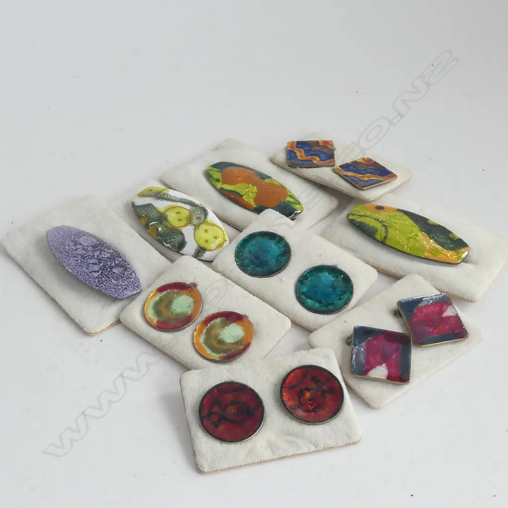 5 PRS VINTAGE 1960/70'S ENAMELED CLIP-ON EARRINGS & 4 BROOCHES NEW OLD STOCK Image 1++