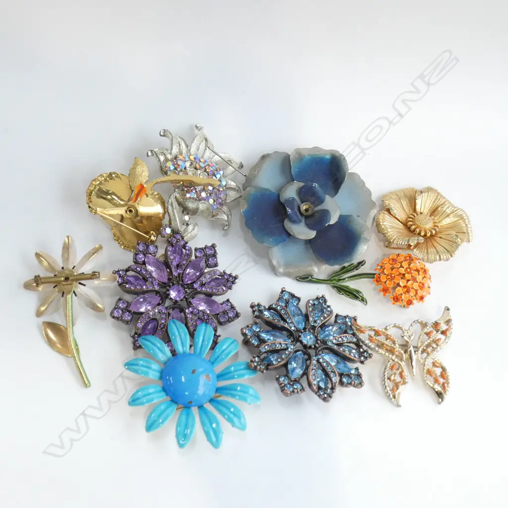 BAG ASST RETRO BROOCHES  Image 1++