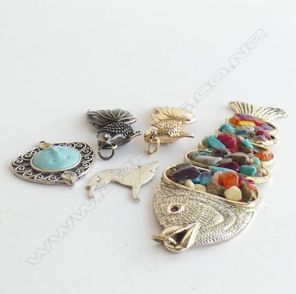 4 1960'S PENDANTS; INCL LG MIXED STONE FISH + ONE OTHER Image 1++