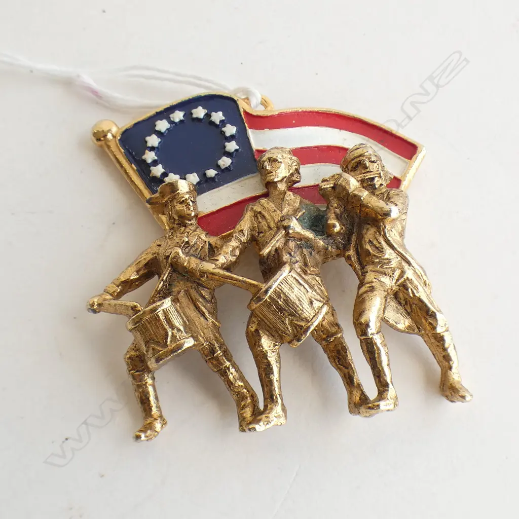 US 13 STARS & STRIPES ENAMEL PENDANT WITH BAND PLAYERS  Image 1++